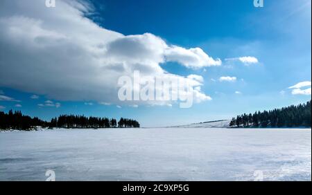 Splendida vista sul lago vulcanico Servieres in inverno, Auvergne Volcanoes Parco Naturale Regionale, Puy de Dome departement, Auvergne Rhone Alpes, Francia Foto Stock