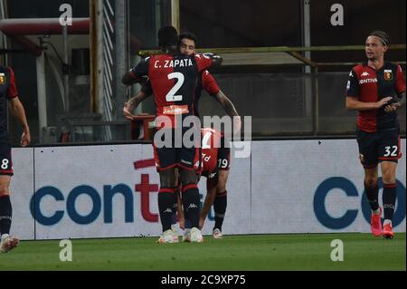 Christian Zapata (Genova) , Antonio Sanabria (Genova) esultazione durante Genova contro Hellas Verona, serie a italiana partita di calcio, Genova, Italia, 02 ago 2020 Foto Stock