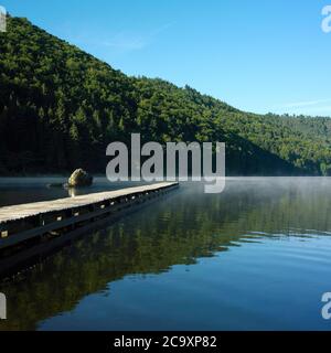 Molo di legno sul Lago Chambon in Auvergne, Francia Foto Stock