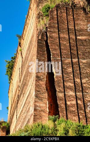 Un antico terremoto distrusse lo stupa gigante di Mingun Pahtodawgyi Paya a Mingun, Myanmar ex Birmania Foto Stock