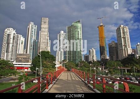 Grattacieli sul lungomare della città di Panama, America Centrale Foto Stock