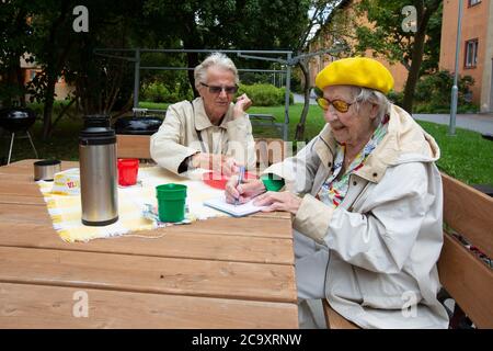 Le Signore più anziane giocano un gioco da tavolo in giardino. Foto Stock