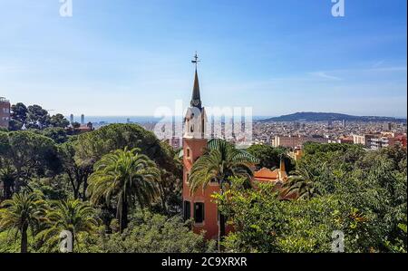 Vista ad alta angolazione del Museo della Casa di Gaudí. Parco Guell. Barcellona. Catalonia.Spain Foto Stock