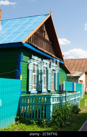 Vecchia casa rurale nazionale in legno tradizionale, decorate finestre intagliate, cornici in Bielorussia. Foto Stock