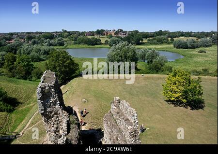 FRAMLINGHAM , Suffolk. La vista del college e del lago dalle mura del castello Foto Stock