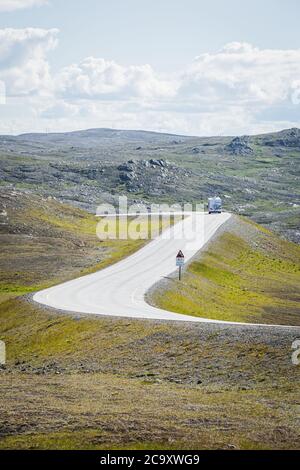 Un caravan di viaggio aka camper van veicolo sulla strada panoramica a Capo Nord nel nord della Norvegia in estate Foto Stock