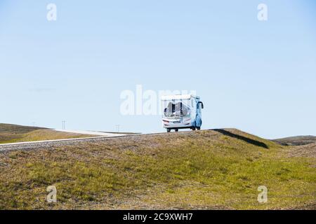 Un caravan di viaggio aka camper van veicolo sulla strada panoramica a Capo Nord nel nord della Norvegia in estate Foto Stock