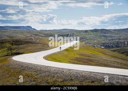 Un caravan di viaggio aka camper van veicolo sulla strada panoramica a Capo Nord nel nord della Norvegia in estate Foto Stock