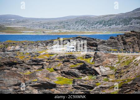 Un caravan di viaggio aka camper van veicolo sulla strada panoramica contea 889 a Havøysund nel nord della Norvegia in estate Foto Stock