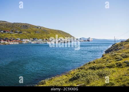 Havøysund, Norvegia - 27/07/2020: Il villaggio di Havøysund nella soleggiata giornata estiva della Norvegia settentrionale. Foto Stock