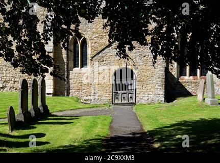 Percorso a tutti i Santi Chiesa nel villaggio di North Cave, East Yorkshire, Inghilterra Regno Unito Foto Stock