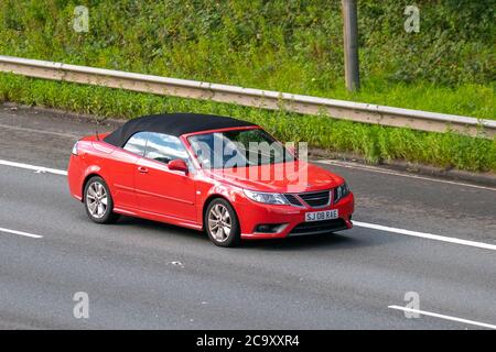 2010 Red Saab 9-3 Linear se Turbo; veicoli in movimento per il traffico veicolare, automobili che guidano veicoli su strade del Regno Unito, motori, motori sulla rete autostradale M6. Foto Stock