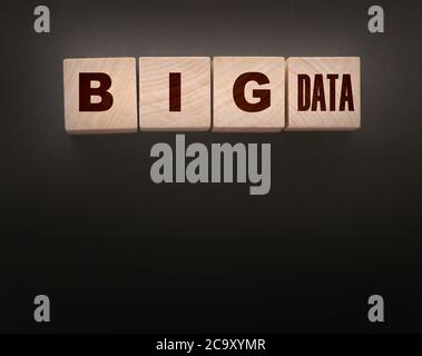 Parole sui big data su blocchi di legno. Covid 19 sta accelerando la trasformazione tecnologica e la rivoluzione digitale. Concetto di tecnologia 5G. Copyspace nero. Foto Stock