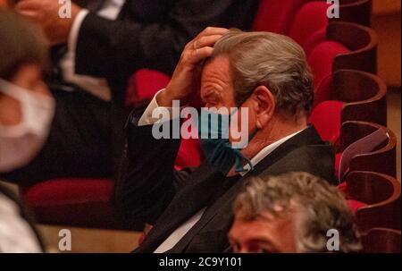 Monaco, Germania. 3 agosto 2020. L'ex cancelliere tedesco Gerhard Schroeder parteciperà al servizio funebre della città di Monaco per l'ex leader della SPD Hans-Jochen Vogel al Gasteig e indosserà un protettore di bocca e naso. L'ex sindaco e cittadino onorario di Monaco morì il 26 luglio all'età di 94 anni. Credit: Peter Kneffel/dpa/Alamy Live News Foto Stock