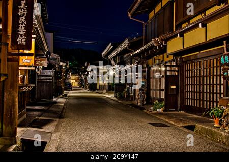 Strada commerciale nella zona di Sanmachi Suji di notte, un sacco di turisti, negozi e ristoranti, Takayama, Giappone Foto Stock