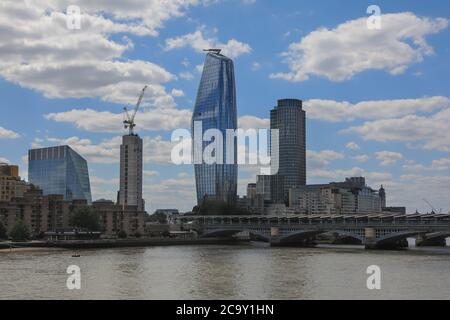 Un grattacielo di 1 Blackfriars e Blackfriars Bridge a Bankside dal Tamigi, Londra, Inghilterra Foto Stock