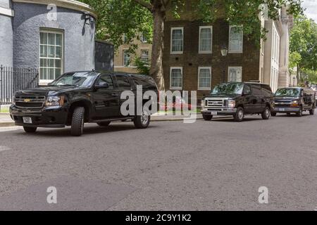 US Motorade, convoglio di automobili arrivano a Downing Street per la visita del Segretario di Stato americano Mike Pompeo, Londra Foto Stock