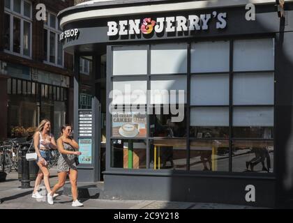 Esterno della gelateria americana ben & Jerry's a Soho, Londra, Inghilterra, Regno Unito Foto Stock