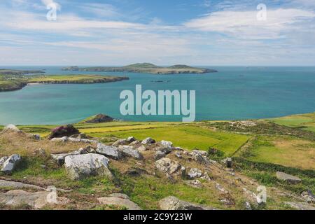 Vista dal Carn Llidi St Davids dirigiti verso Ramsey Island, Pembrokeshire, Galles Foto Stock