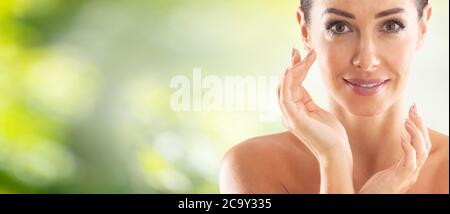 Ritratto di una giovane e allegra donna con un guanto doccia in bagno.  Concetto di self care e wellness Foto stock - Alamy