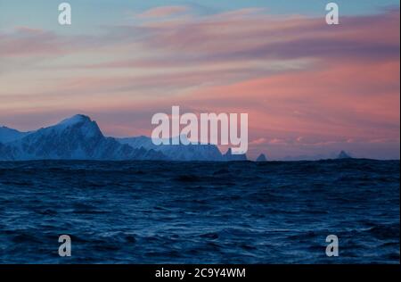 Scenario oceanico intorno ad Andenes, isola di Andoya, Vesteralen, Norvegia, Scandinavia, Europa Foto Stock