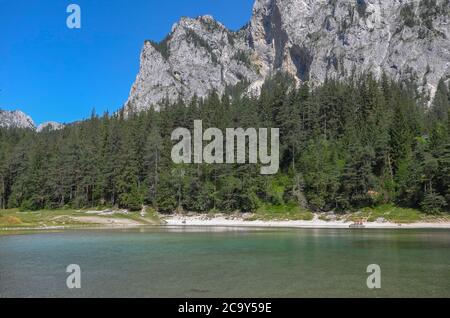 Lago verde in Stiria durante una giornata estiva Foto Stock