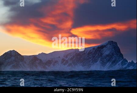 Scenario oceanico intorno ad Andenes, isola di Andoya, Vesteralen, Norvegia, Scandinavia, Europa Foto Stock