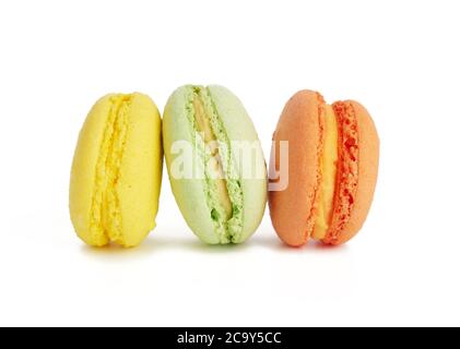 tre torte di macaron tondi multicolori, isolate su uno sfondo bianco, stand dessert di fila Foto Stock