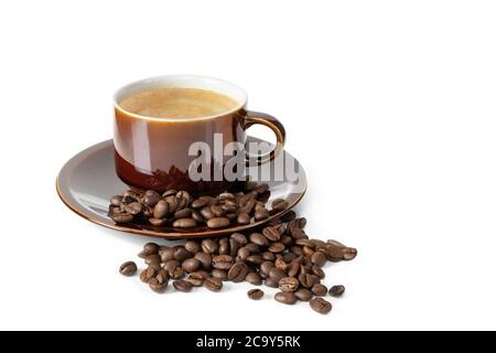 Caffè espresso in una tazza di vecchio stile e chicchi di caffè tostati su sfondo bianco. Foto Stock