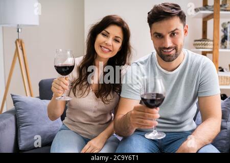 Degustazione virtuale di vini con laptop. Festa online e bevande Foto Stock