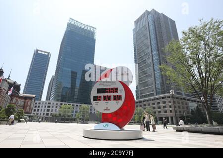 Tokyo, Giappone. Il comitato organizzatore di Tokyo 2020 lunedì ha annunciato il calendario dei Giochi Paralimpici ritardati. 5 Settembre 2021. Foto scattata il 3 agosto 2020 mostra un orologio con conto alla rovescia per i Giochi Paralimpici di Tokyo 2020 a Tokyo, Giappone. Il comitato organizzatore di Tokyo 2020 lunedì ha annunciato il calendario dei Giochi Paralimpici ritardati, che si terranno dal 24 agosto al 5 settembre 2021. Credit: Du Xiaoyi/Xinhua/Alamy Live News Foto Stock