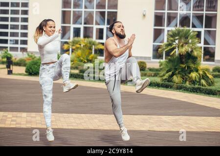 Nell'accogliente cortile posteriore del famoso centro fitness studenti e sportivi ballano e karate gruppo facendo shot spettacolo-spettacolo. Foto Stock