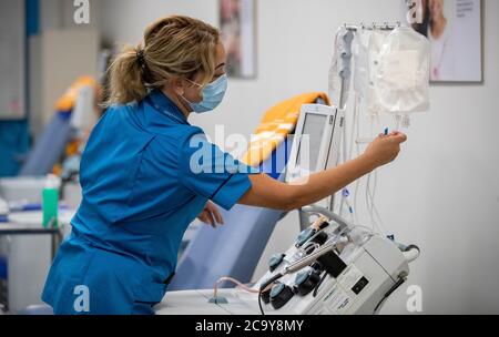 Un membro del personale del NHS Liverpool Blood and Transplant all'interno di un centro di donatori di plasma a Speke, Liverpool. Foto Stock