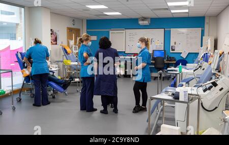 NHS Liverpool sangue e personale di trapianto all'interno di un centro di donatori di plasma pop-up a Speke, Liverpool. Foto Stock