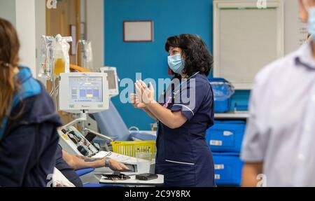 NHS Liverpool sangue e personale di trapianto all'interno di un centro di donatori di plasma pop-up a Speke, Liverpool. Foto Stock