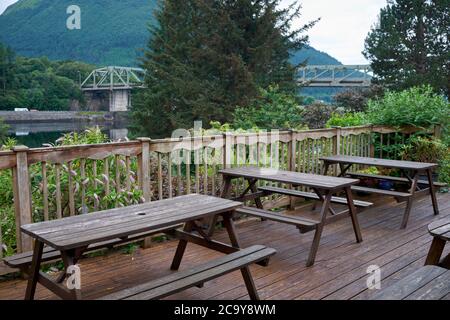 L'area salotto esterna del Loch Leven Hotel con una vista distante del Ponte Ballachulish Foto Stock