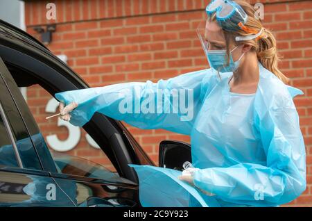 Salisbury, Wiltshire, Inghilterra, Regno Unito. Agosto 2020. Ritratto di una donna Covid-19 tester indossando indumenti protettivi, visiera, maschera e occhiali durante un test Foto Stock