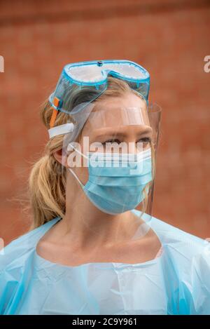 Salisbury, Wiltshire, Regno Unito. Agosto 2020. Portarit di una donna Covid-19 tester indossando indumenti protettivi, visiera, maschera, occhiali di protezione presso una stazione di prova Foto Stock