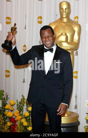 Los Angeles, Stati Uniti. 07 marzo 2010. Geoffrey Fletcher con l'Oscar per la migliore sceneggiatura adattata per 'Precious - Life is Precious' nella sala stampa della cerimonia Oscar annuale Oscar del 2010/82 al Kodak Theatre. Los Angeles, 7 marzo 2010 | utilizzo in tutto il mondo Credit: dpa/Alamy Live News Foto Stock