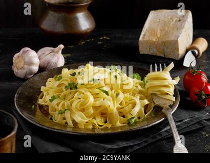 Pasta fatta in casa su un piatto Foto Stock