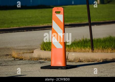 un cono di traffico che protegge l'ingresso di un parcheggio Foto Stock