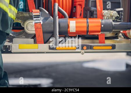 Attrezzature arancioni sul pavimento per i lavori di emergenza Foto Stock