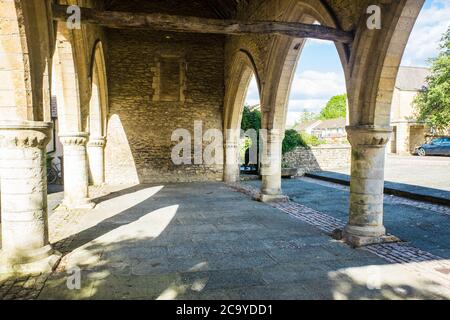 La luce del sole fluisce nello storico Cloisters UK Foto Stock