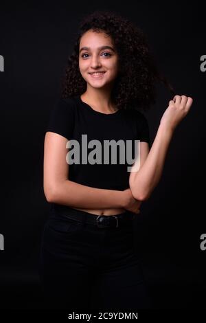 Ritratto di giovane bella ragazza persiana adolescente con capelli ricci Foto Stock