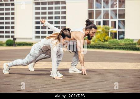 Nell'accogliente cortile posteriore del famoso centro fitness studenti e sportivi ballano e karate gruppo facendo shot spettacolo-spettacolo. Foto Stock