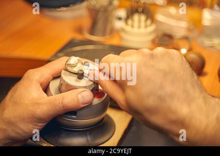 Artigiano che lavora su un pezzo di gioielleria Foto Stock