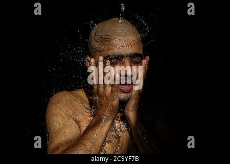 Kathmandu, Nepal. 3 agosto 2020. Un devoto indù prende un bagno santo ai locali del tempio di Pashupatinath durante il festival.durante Janai Purnima, conosciuto anche come il festival del filo Sacro o festival di Rakshya Bandhan, uomini indù, specialmente i Brahmans e Chettris, eseguono il loro cambiamento annuale di Janai, fili sacri indossati sul petto o legati intorno al polso. Credit: SOPA Images Limited/Alamy Live News Foto Stock