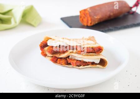 vista frontale della crepe sobrasada e del formaggio Foto Stock