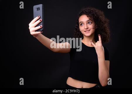 Ritratto di giovane bella ragazza persiana adolescente con capelli ricci Foto Stock