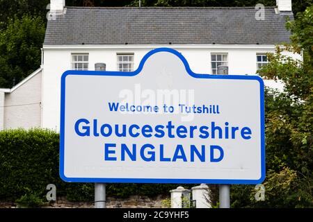 Cartello di benvenuto sul confine inglese gallese vicino a Chepstow. Tutshill, Gloucestershire, Inghilterra, Regno Unito, Gran Bretagna Foto Stock